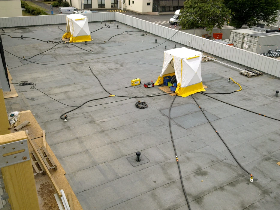 Toiture-terrasse plate en membrane EPDM grise, vue en plongée