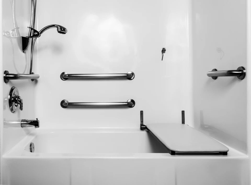Salle de bain adaptée PMR avec siège de douche rabattable, barres d'appui murales en acier inoxydable, robinetterie thermostatique avec douchette à main réglable