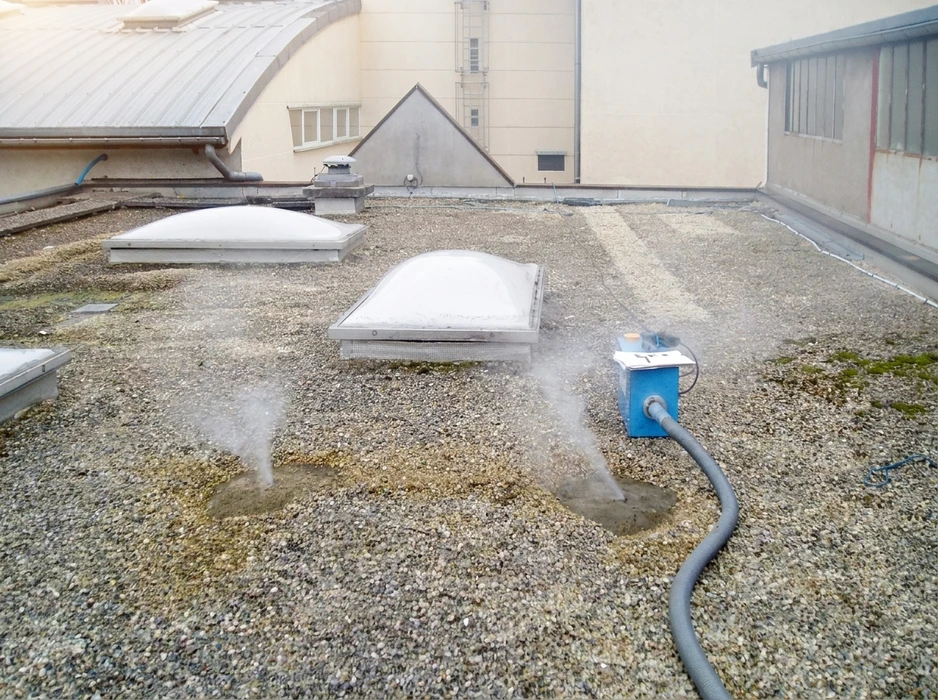 Toiture-terrasse gravillonnée avec détection de fuite active