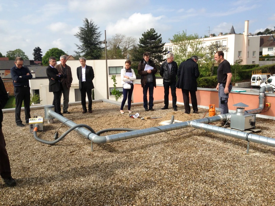 Intérieur de bâtiment en cours de rénovation avec ouvriers effectuant travaux d'aménagement