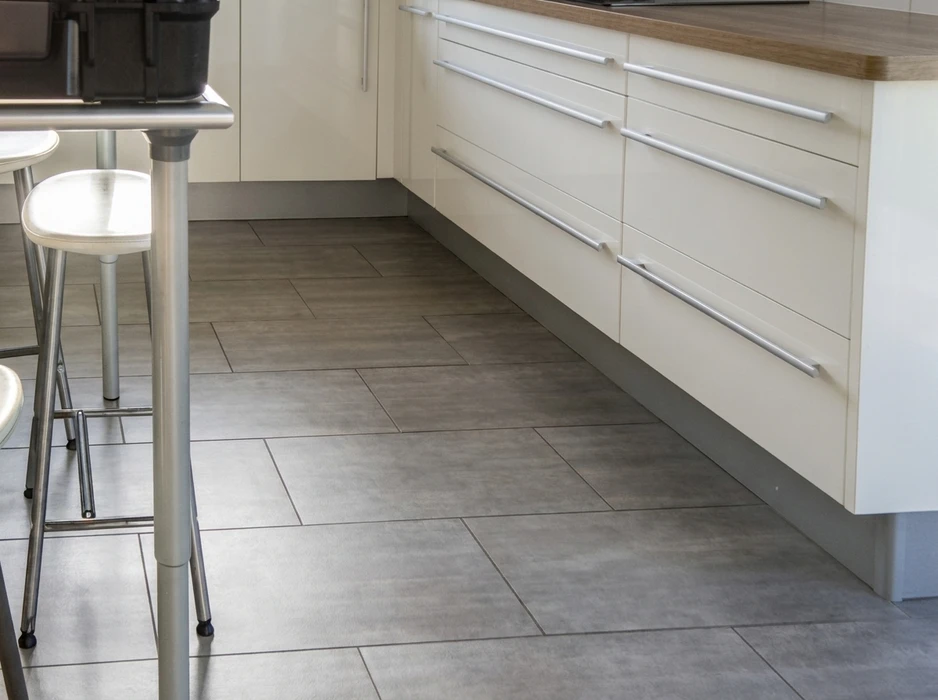 Échantillons de matériaux de construction et de décoration disposés sur surface en bois