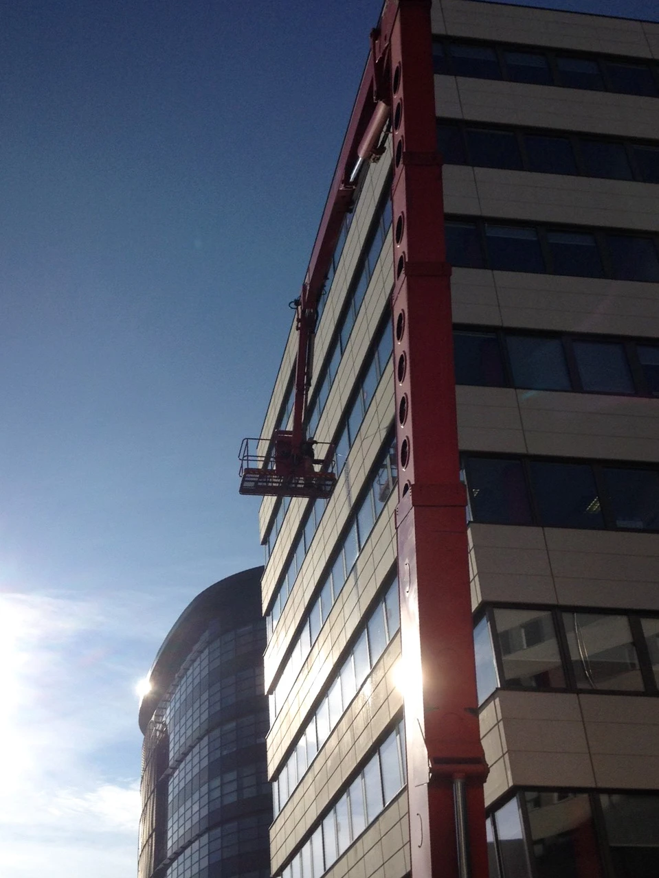 Intervention sur toiture-terrasse, groupe de techniciens inspectant et manipulant des caissons de ventilation en acier galvanisé