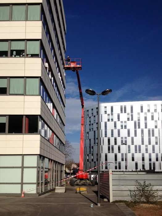 Chantier de rénovation extérieur d'un bâtiment résidentiel