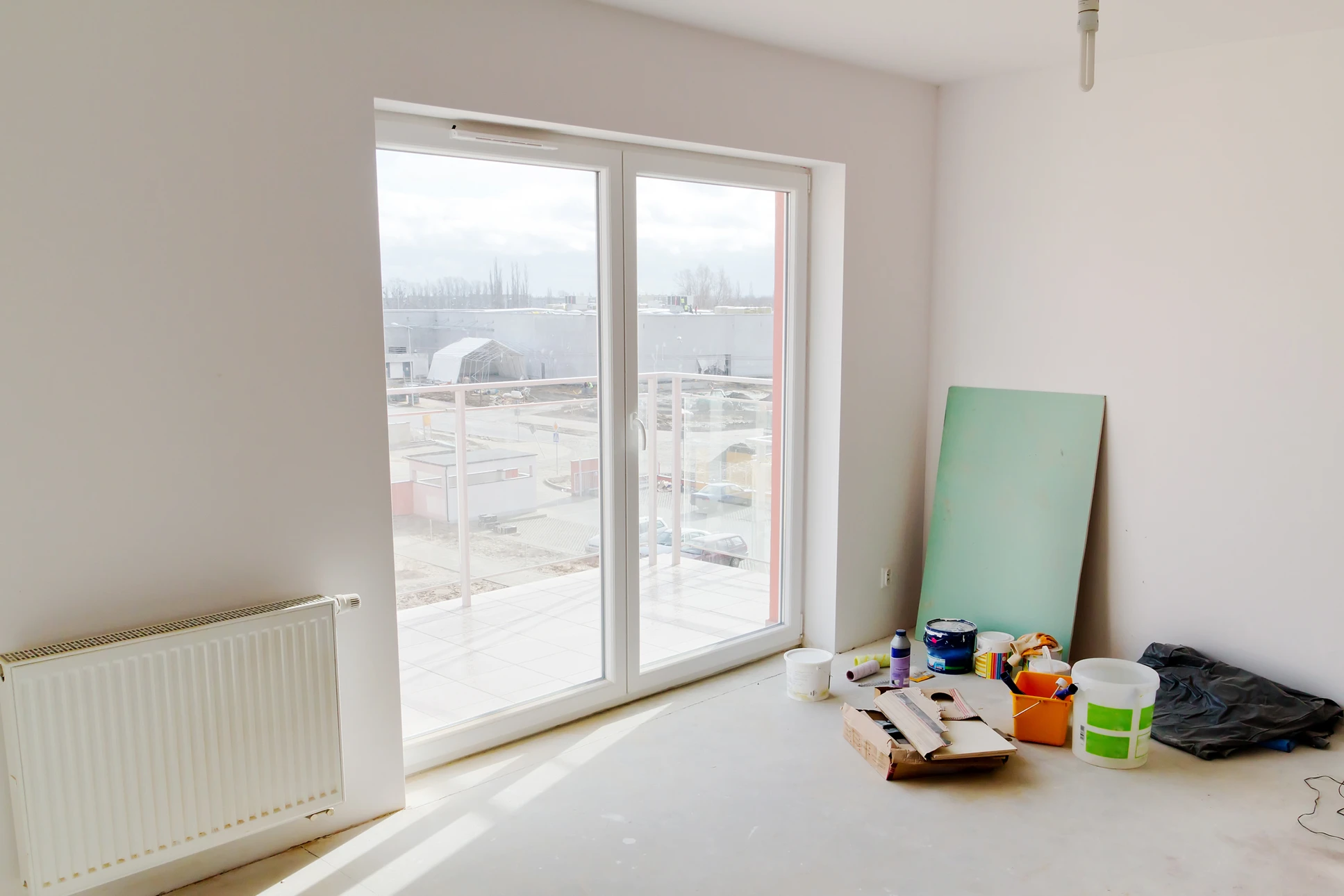 Intérieur résidentiel moderne avec pose de parquet flottant en cours