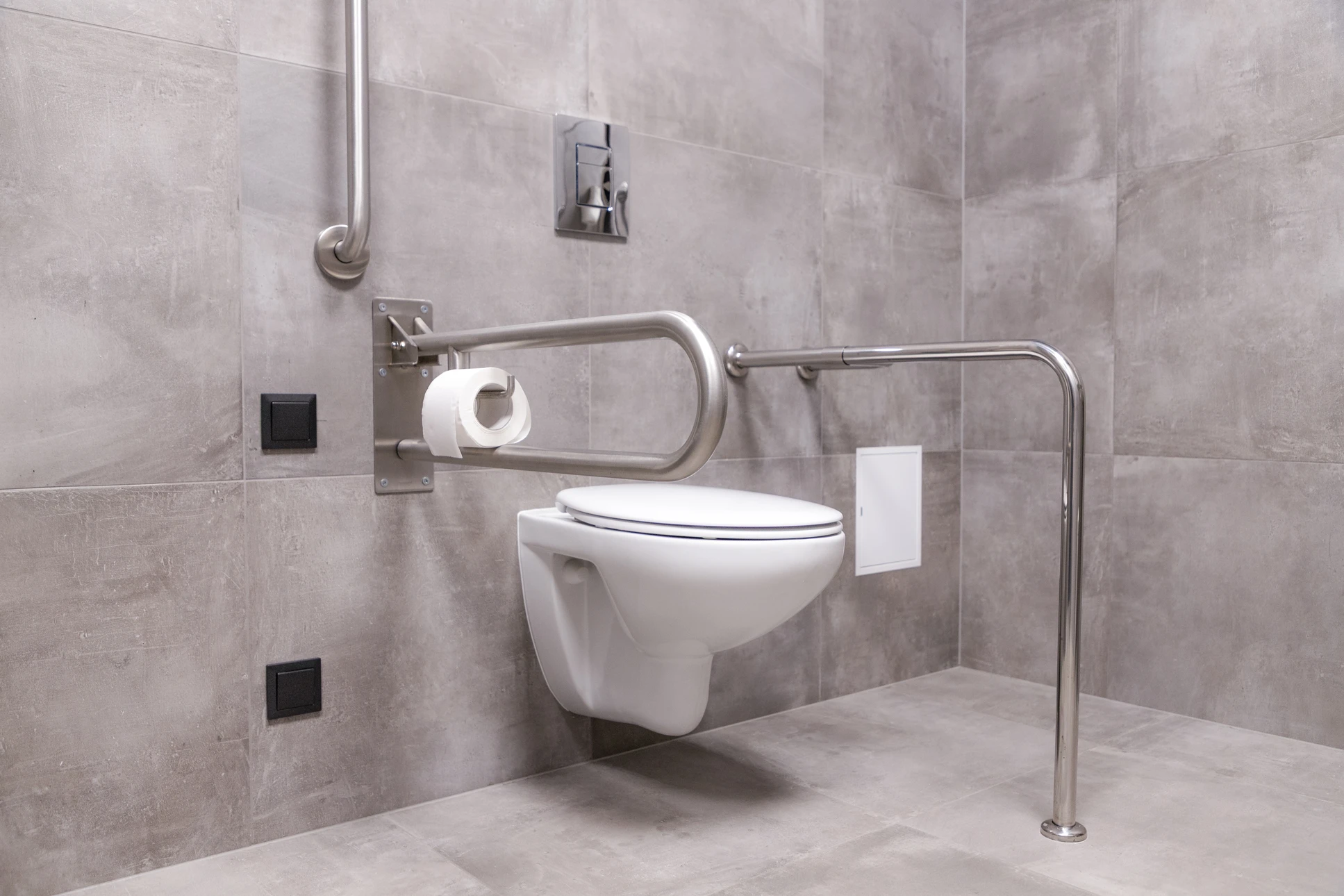Salle de bain adaptée PMR avec siège de douche rabattable, barres d'appui murales en acier inoxydable, robinetterie thermostatique avec douchette à main réglable