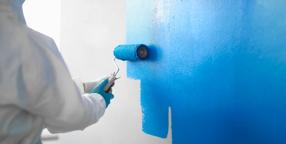 Chantier de rénovation intérieur avec application de peinture murale