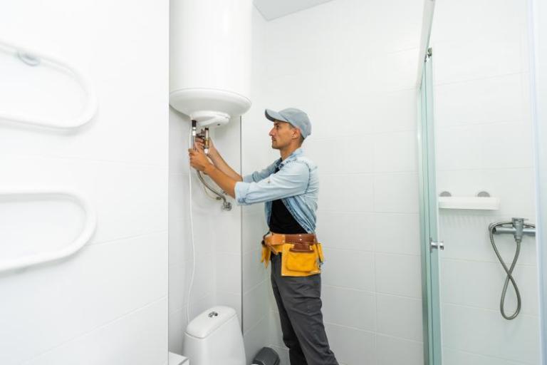 Comment choisir le bon professionnel pour réparer vos fuites d'eau invisibles