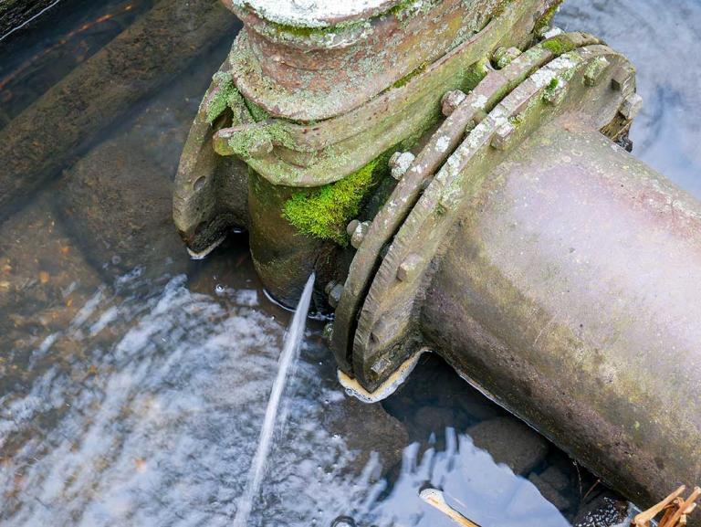 Comment détecter rapidement une fuite d’eau dans une canalisation enterrée ?
